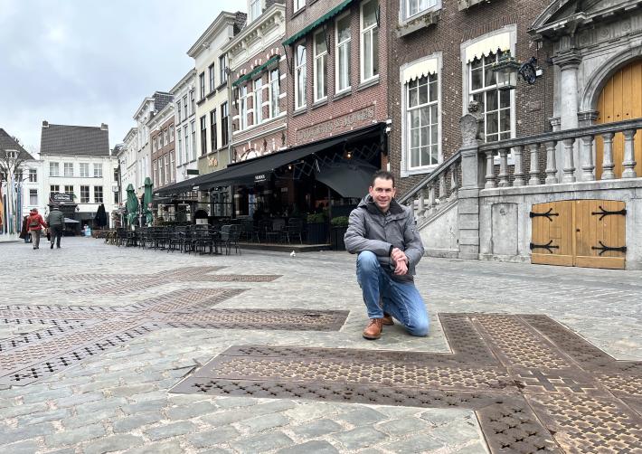 Carel op de Grote Markt bij Tijns Waterplein