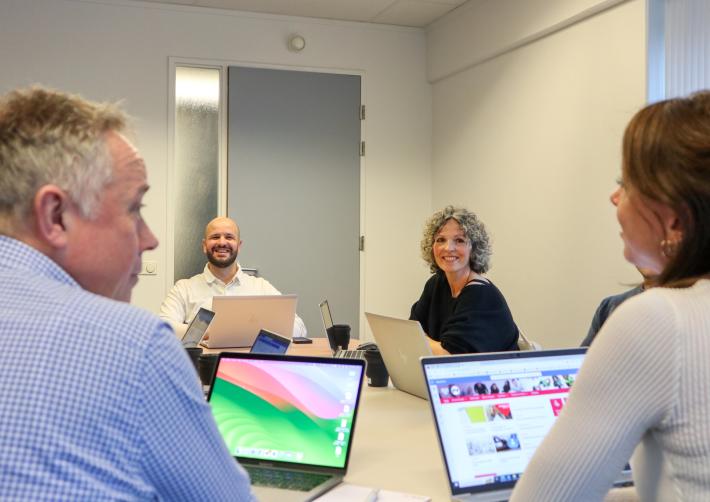 Collega's in een vergaderruimte