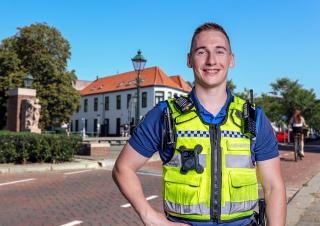 Collega Jorin poseert aan de Nieuwe Haagdijk